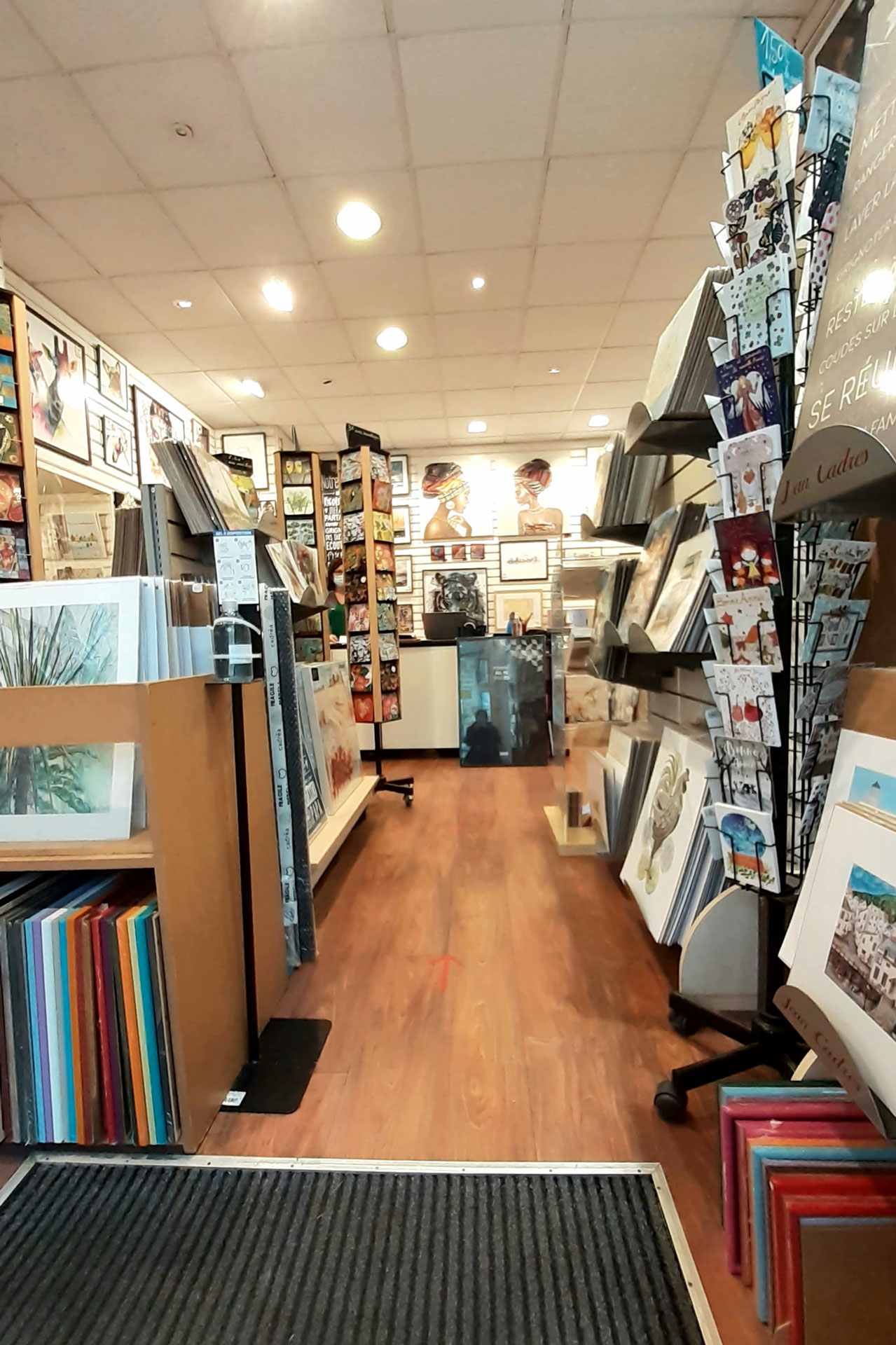 intérieur du magasin Jean Cadres à Rouen, spécialiste en décoration murale, proposant des encadrements, sur mesure, cadres, affiches, gravures, posters, baguette d'encadrement,