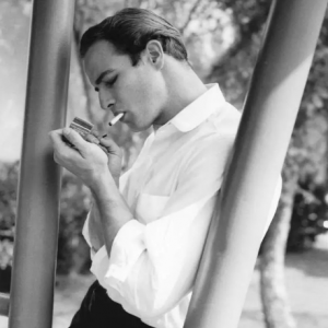 Affiche – Cinéma – Marlon Brando – fumant une cigarette – 24x30cm
