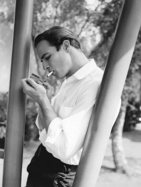 Affiche – Cinéma – Marlon Brando – fumant une cigarette – 24x30cm
